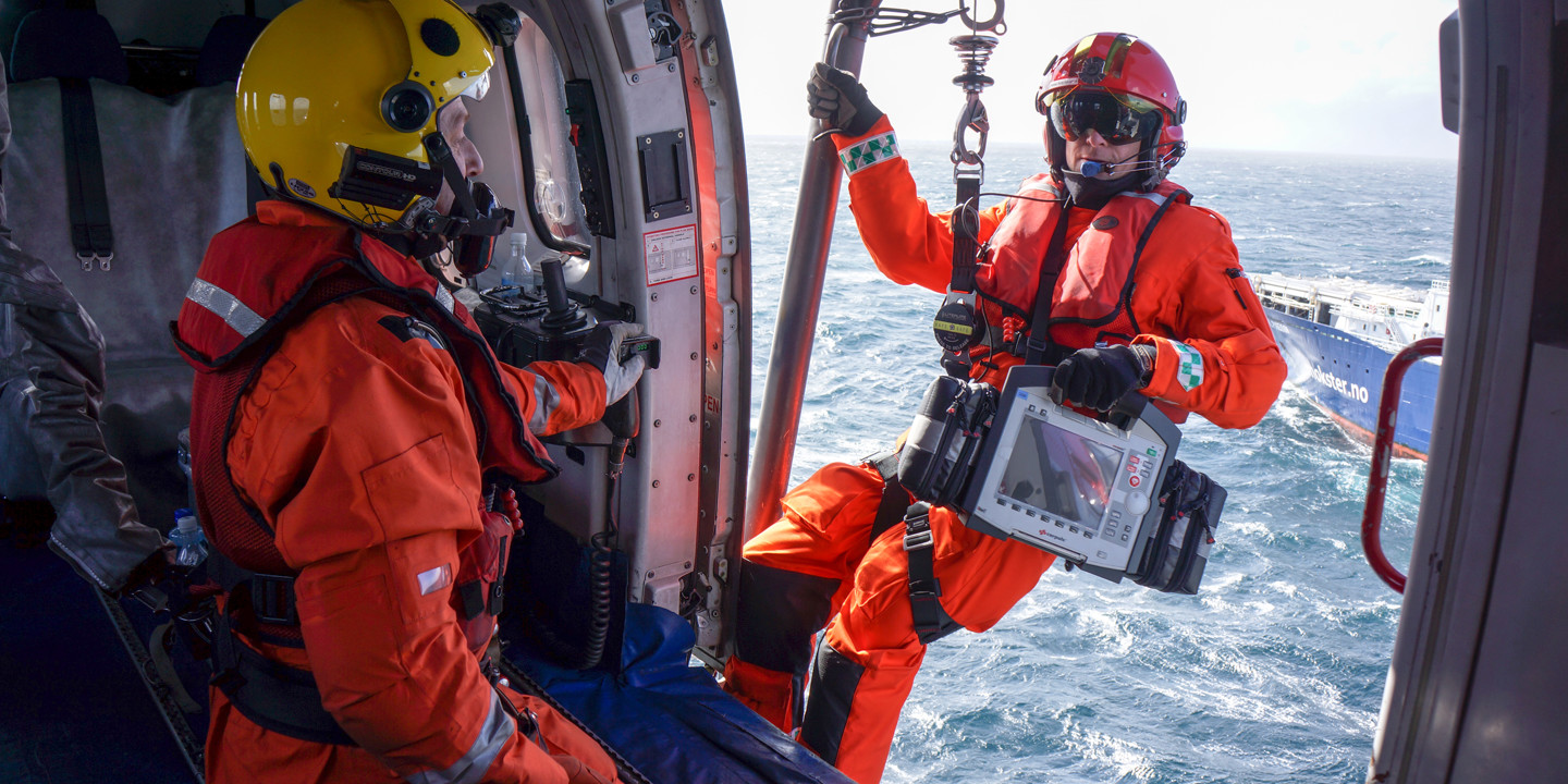 HEMS With Corpuls 3 Being Roped Off (1)